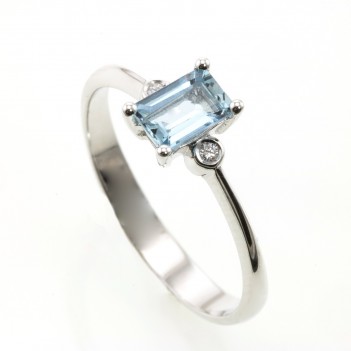 Anillo con aguamarina talla baguette