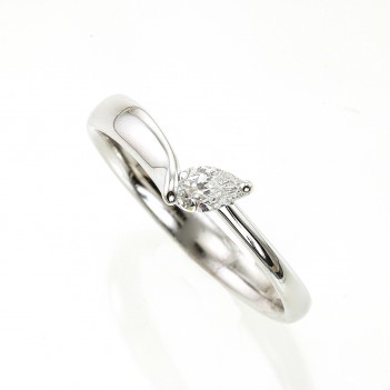 Anillo en oro blanco marquise