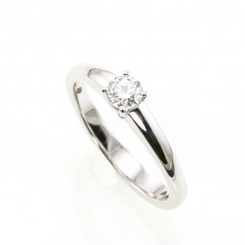 Anillo en oro blanco brillante