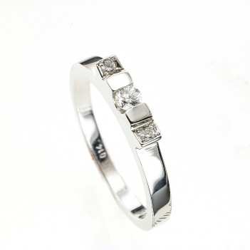 Anillo en oro blanco tres brillantes